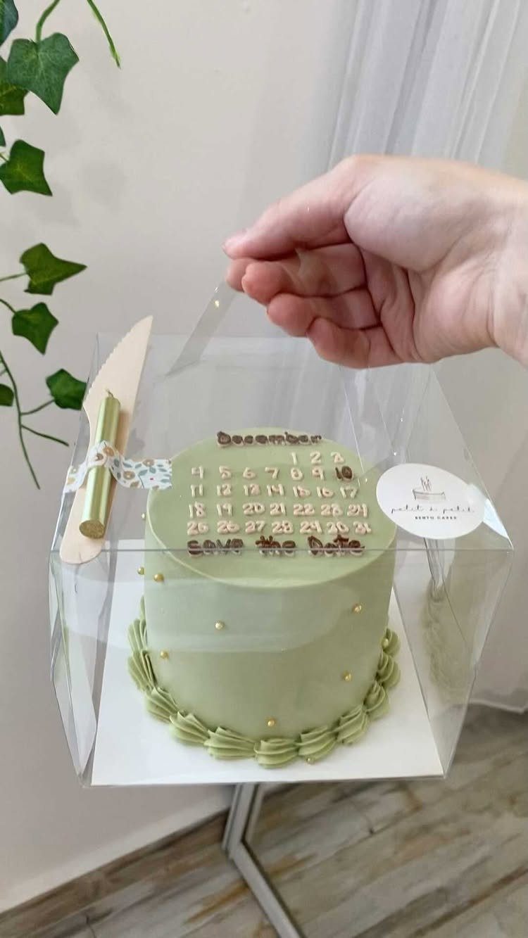 Light green cake with a December calendar on top and a date circled.