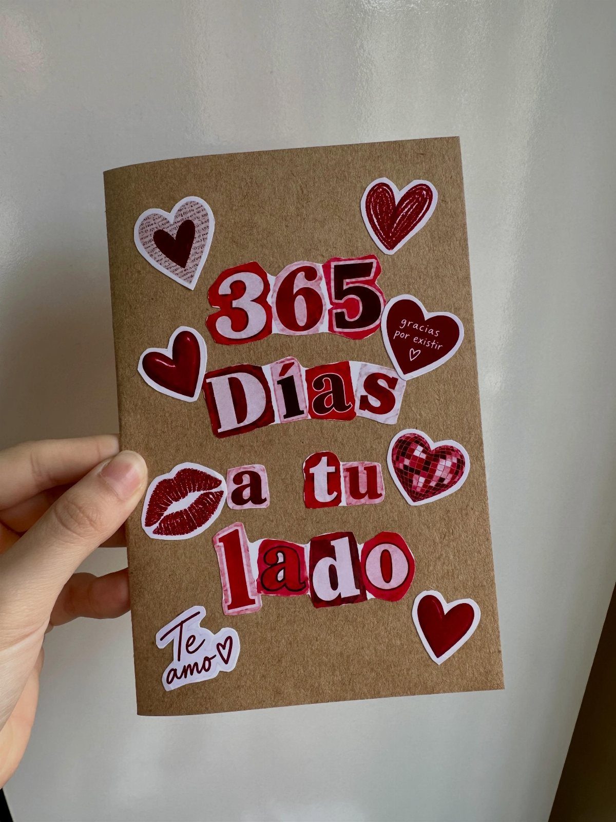 32 Anniversary Card Ideas to Make at Home (Photos Inside) 32 Handmade brown cardboard anniversary card with red hearts and Spanish romantic text.